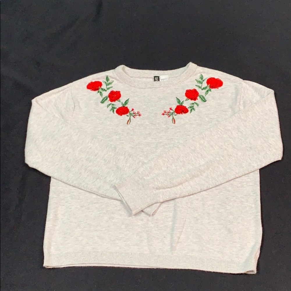Cropped sweater with rose embroidery details
